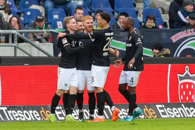 Joshua Mees (SC Preussen Muenster) bejubelt seinen Treffer mit den Teamkollegen, 2. Bundesliga, Hannover 96 vs Preußen Münster, Heinz von Heiden Arena am 26. January 2025 in Hannover, Deutschland. (Foto von Marco Steinbrenner DeFodi Images) Joshua Mees (SC Preussen Muenster) celebrates his goal with teammates, 2. Bundesliga, Hannover 96 vs Preußen Münster, Heinz von Heiden Arena, January 26, 2025 in Hanover, Germany. (Photo by Marco Steinbrenner DeFodi Images) DFB DFL REGULATIONS PROHIBIT ANY USE OF PHOTOGRAPHS AS IMAGE SEQUENCES AND OR QUASI-VIDEO. Defodi-700_hannover_muenster_20250126_044