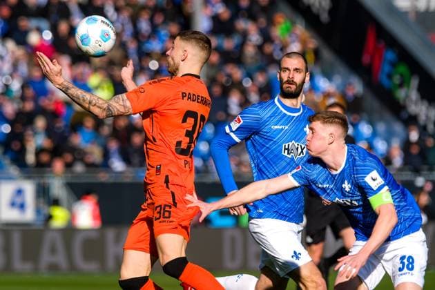 Felix Platte (SC Paderborn 07, 36) im Zweikampf mit Clemens Riedel (SV Darmstadt 98, 38) GER, SV Darmstadt 98 vs. SC Paderborn 07, Fussball, 2. Bundesliga, 19. Spieltag, Saison 2024 2025, 26.01.2025. DFL REGULATIONS PROHIBIT ANY USE OF PHOTOGRAPHS as IMAGE SEQUENCES and or QUASI-VIDEO. GER, SV Darmstadt 98 vs. SC Paderborn 07, Fussball, 2. Bundesliga, 19. Spieltag, Saison 2024 2025, 26.01.2025. Darmstadt