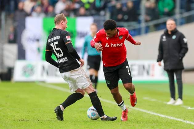 Simon Scherder (SC Preussen Muenster) und Jessic Ngankam (Hannover 96) kaempfen um den Ball, 2. Bundesliga, Hannover 96 vs Preußen Münster, Heinz von Heiden Arena am 26. January 2025 in Hannover, Deutschland. (Foto von Marco Steinbrenner DeFodi Images) Simon Scherder (SC Preussen Muenster) und Jessic Ngankam (Hannover 96) battle for the ball, 2. Bundesliga, Hannover 96 vs Preußen Münster, Heinz von Heiden Arena, January 26, 2025 in Hanover, Germany. (Photo by Marco Steinbrenner DeFodi Images) DFB DFL REGULATIONS PROHIBIT ANY USE OF PHOTOGRAPHS AS IMAGE SEQUENCES AND OR QUASI-VIDEO. Defodi-700_hannover_muenster_20250126_042