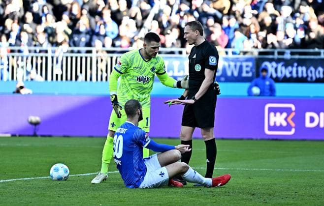 26.01.2025, xfux, Fussball 2.Bundesliga, SV Darmstadt 98 - SC Paderborn 07 emspor, v.l. Marcel Schuhen (SV Darmstadt 98), Aleksandar Vukotic (SV Darmstadt 98), Referee Schiedsrichter Martin Petersen gibt Anweisungen, gestikuliert, mit den Armen gestikulieren gives instructions, gesticulate, gesticolando und gibt das Tor vom SC Padernborn zum 0:1 nicht Abseits Tor Abseitstor (DFL DFB REGULATIONS PROHIBIT ANY USE OF PHOTOGRAPHS as IMAGE SEQUENCES and or QUASI-VIDEO) Darmstadt