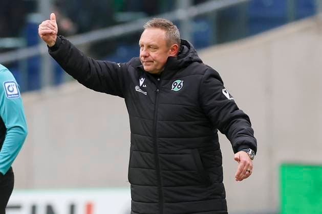 Trainer Andre Breitenreiter (Hannover 96) gestikuliert, 2. Bundesliga, Hannover 96 vs Preußen Münster, Heinz von Heiden Arena am 26. January 2025 in Hannover, Deutschland. (Foto von Marco Steinbrenner DeFodi Images) Trainer Andre Breitenreiter (Hannover 96) gestures, 2. Bundesliga, Hannover 96 vs Preußen Münster, Heinz von Heiden Arena, January 26, 2025 in Hanover, Germany. (Photo by Marco Steinbrenner DeFodi Images) DFB DFL REGULATIONS PROHIBIT ANY USE OF PHOTOGRAPHS AS IMAGE SEQUENCES AND OR QUASI-VIDEO. Defodi-700_hannover_muenster_20250126_041