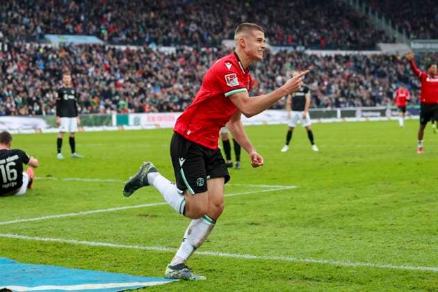 Nicolo Tresoldi (Hannover 96) bejubelt seinen Treffer zum 1:1, 2. Bundesliga, Hannover 96 vs Preußen Münster, Heinz von Heiden Arena am 26. January 2025 in Hannover, Deutschland. (Foto von Marco Steinbrenner DeFodi Images) Nicolo Tresoldi (Hannover 96) celebrates after scoring his teams first goal, 2. Bundesliga, Hannover 96 vs Preußen Münster, Heinz von Heiden Arena, January 26, 2025 in Hanover, Germany. (Photo by Marco Steinbrenner DeFodi Images) DFB DFL REGULATIONS PROHIBIT ANY USE OF PHOTOGRAPHS AS IMAGE SEQUENCES AND OR QUASI-VIDEO. Defodi-700_hannover_muenster_20250126_046