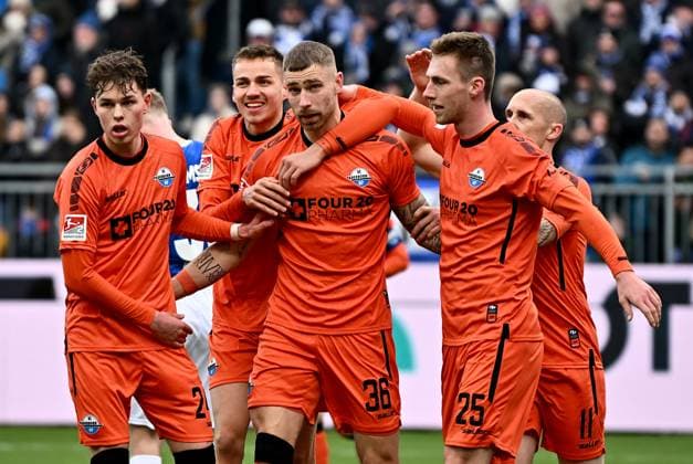26.01.2025, xfux, Fussball 2.Bundesliga, SV Darmstadt 98 - SC Paderborn 07 emspor, v.l. Casper Terho (SC Paderborn), Torschuetze Torschütze Felix Platte (SC Paderborn), Tjark Scheller (SC Paderborn), Sven Michel (SC Paderborn) Torjubel, Jubel, Goal celebration, celebrate the goal zum 0:1 jubelnd bejubelt jubelt jubeln Jubel (DFL DFB REGULATIONS PROHIBIT ANY USE OF PHOTOGRAPHS as IMAGE SEQUENCES and or QUASI-VIDEO) Darmstadt