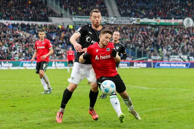 Torge Paetow (SC Preussen Muenster) und Enzo Leopold (Hannover 96) kaempfen um den Ball, 2. Bundesliga, Hannover 96 vs Preußen Münster, Heinz von Heiden Arena am 26. January 2025 in Hannover, Deutschland. (Foto von Marco Steinbrenner DeFodi Images) Torge Paetow (SC Preussen Muenster) und Enzo Leopold (Hannover 96) battle for the ball, 2. Bundesliga, Hannover 96 vs Preußen Münster, Heinz von Heiden Arena, January 26, 2025 in Hanover, Germany. (Photo by Marco Steinbrenner DeFodi Images) DFB DFL REGULATIONS PROHIBIT ANY USE OF PHOTOGRAPHS AS IMAGE SEQUENCES AND OR QUASI-VIDEO. Defodi-700_hannover_muenster_20250126_048