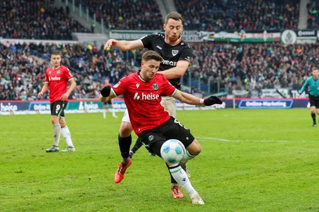 Torge Paetow (SC Preussen Muenster) und Enzo Leopold (Hannover 96) kaempfen um den Ball, 2. Bundesliga, Hannover 96 vs Preußen Münster, Heinz von Heiden Arena am 26. January 2025 in Hannover, Deutschland. (Foto von Marco Steinbrenner DeFodi Images) Torge Paetow (SC Preussen Muenster) und Enzo Leopold (Hannover 96) battle for the ball, 2. Bundesliga, Hannover 96 vs Preußen Münster, Heinz von Heiden Arena, January 26, 2025 in Hanover, Germany. (Photo by Marco Steinbrenner DeFodi Images) DFB DFL REGULATIONS PROHIBIT ANY USE OF PHOTOGRAPHS AS IMAGE SEQUENCES AND OR QUASI-VIDEO. Defodi-700_hannover_muenster_20250126_049