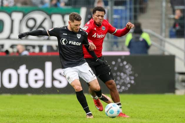 Charalambos Makridis (SC Preussen Muenster) und Jessic Ngankam (Hannover 96) kaempfen um den Ball, 2. Bundesliga, Hannover 96 vs Preußen Münster, Heinz von Heiden Arena am 26. January 2025 in Hannover, Deutschland. (Foto von Marco Steinbrenner DeFodi Images) Charalambos Makridis (SC Preussen Muenster) und Jessic Ngankam (Hannover 96) battle for the ball, 2. Bundesliga, Hannover 96 vs Preußen Münster, Heinz von Heiden Arena, January 26, 2025 in Hanover, Germany. (Photo by Marco Steinbrenner DeFodi Images) DFB DFL REGULATIONS PROHIBIT ANY USE OF PHOTOGRAPHS AS IMAGE SEQUENCES AND OR QUASI-VIDEO. Defodi-700_hannover_muenster_20250126_052