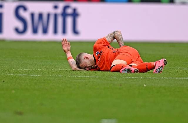 Sport Bilder des Tages 26.01.2025, xfux, Fussball 2.Bundesliga, SV Darmstadt 98 - SC Paderborn 07 emspor, v.l. Felix Platte (SC Paderborn) receive an injury, bursied, harried, hurt, injured, injury, trauma, disappointed, crestfallen, verletzt, Verletzung und wird vom Rettungsdienst auf der Trage aus dem Stadion getragen Sanitäter , Sanitaeter, Rettungssanitäter, Rettungssanitaeter, Notarzt, Arzt, Korbtrage (DFL DFB REGULATIONS PROHIBIT ANY USE OF PHOTOGRAPHS as IMAGE SEQUENCES and or QUASI-VIDEO) Darmstadt