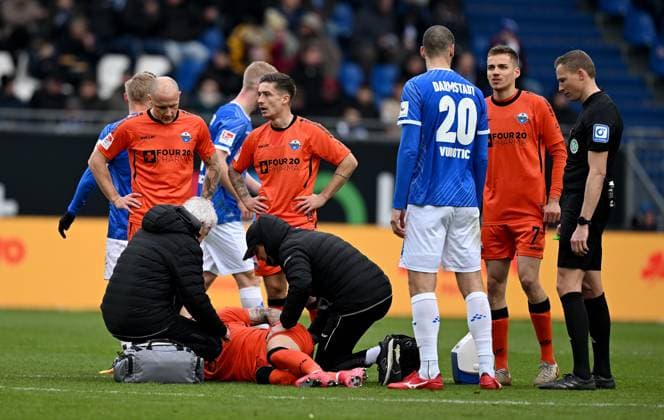 26.01.2025, xfux, Fussball 2.Bundesliga, SV Darmstadt 98 - SC Paderborn 07 emspor, v.l. Felix Platte (SC Paderborn) receive an injury, bursied, harried, hurt, injured, injury, trauma, disappointed, crestfallen, verletzt, Verletzung und wird vom Rettungsdienst auf der Trage aus dem Stadion getragen Sanitäter , Sanitaeter, Rettungssanitäter, Rettungssanitaeter, Notarzt, Arzt, Korbtrage (DFL DFB REGULATIONS PROHIBIT ANY USE OF PHOTOGRAPHS as IMAGE SEQUENCES and or QUASI-VIDEO) Darmstadt