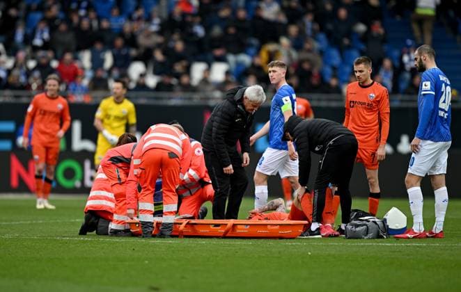 26.01.2025, xfux, Fussball 2.Bundesliga, SV Darmstadt 98 - SC Paderborn 07 emspor, v.l. Felix Platte (SC Paderborn) receive an injury, bursied, harried, hurt, injured, injury, trauma, disappointed, crestfallen, verletzt, Verletzung und wird vom Rettungsdienst auf der Trage aus dem Stadion getragen Sanitäter , Sanitaeter, Rettungssanitäter, Rettungssanitaeter, Notarzt, Arzt, Korbtrage (DFL DFB REGULATIONS PROHIBIT ANY USE OF PHOTOGRAPHS as IMAGE SEQUENCES and or QUASI-VIDEO) Darmstadt