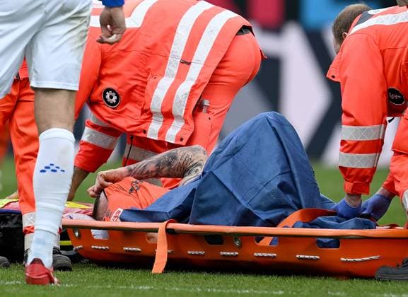 26.01.2025, xfux, Fussball 2.Bundesliga, SV Darmstadt 98 - SC Paderborn 07 emspor, v.l. Felix Platte (SC Paderborn) receive an injury, bursied, harried, hurt, injured, injury, trauma, disappointed, crestfallen, verletzt, Verletzung und wird vom Rettungsdienst auf der Trage aus dem Stadion getragen Sanitäter , Sanitaeter, Rettungssanitäter, Rettungssanitaeter, Notarzt, Arzt, Korbtrage enttaeuscht, enttaeuscht schauend, dissapointed (DFL DFB REGULATIONS PROHIBIT ANY USE OF PHOTOGRAPHS as IMAGE SEQUENCES and or QUASI-VIDEO) Darmstadt