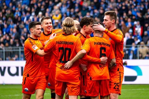 Felix Platte (SC Paderborn 07, 36) und Team bejubeln das Tor zum 0:1, GER, SV Darmstadt 98 vs. SC Paderborn 07, Fussball, 2. Bundesliga, 19. Spieltag, Saison 2024 2025, 26.01.2025. DFL REGULATIONS PROHIBIT ANY USE OF PHOTOGRAPHS as IMAGE SEQUENCES and or QUASI-VIDEO. GER, SV Darmstadt 98 vs. SC Paderborn 07, Fussball, 2. Bundesliga, 19. Spieltag, Saison 2024 2025, 26.01.2025. Darmstadt