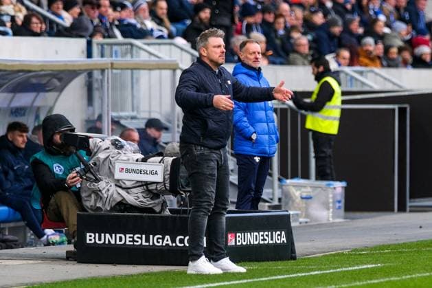 Lukas Kwasniok (SC Paderborn 07, Trainer) gestikuliert, GER, SV Darmstadt 98 vs. SC Paderborn 07, Fussball, 2. Bundesliga, 19. Spieltag, Saison 2024 2025, 26.01.2025. DFL REGULATIONS PROHIBIT ANY USE OF PHOTOGRAPHS as IMAGE SEQUENCES and or QUASI-VIDEO. GER, SV Darmstadt 98 vs. SC Paderborn 07, Fussball, 2. Bundesliga, 19. Spieltag, Saison 2024 2025, 26.01.2025. Darmstadt