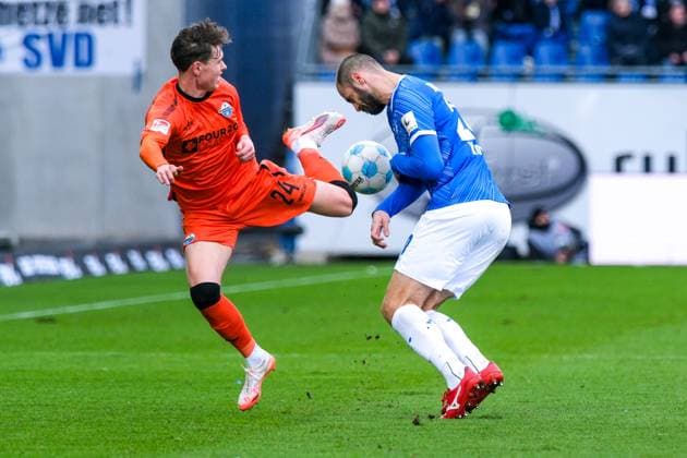 Sport Bilder des Tages Casper Terho (SC Paderborn 07, 24) im Zweikampf mit Aleksandar Vukotic (SV Darmstadt 98, 20), GER, SV Darmstadt 98 vs. SC Paderborn 07, Fussball, 2. Bundesliga, 19. Spieltag, Saison 2024 2025, 26.01.2025. DFL REGULATIONS PROHIBIT ANY USE OF PHOTOGRAPHS as IMAGE SEQUENCES and or QUASI-VIDEO. GER, SV Darmstadt 98 vs. SC Paderborn 07, Fussball, 2. Bundesliga, 19. Spieltag, Saison 2024 2025, 26.01.2025. Darmstadt