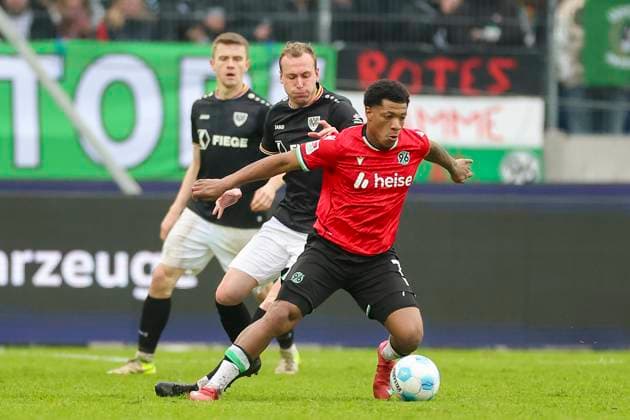 Simon Scherder (SC Preussen Muenster) und Jessic Ngankam (Hannover 96) kaempfen um den Ball, 2. Bundesliga, Hannover 96 vs Preußen Münster, Heinz von Heiden Arena am 26. January 2025 in Hannover, Deutschland. (Foto von Marco Steinbrenner DeFodi Images) Simon Scherder (SC Preussen Muenster) und Jessic Ngankam (Hannover 96) battle for the ball, 2. Bundesliga, Hannover 96 vs Preußen Münster, Heinz von Heiden Arena, January 26, 2025 in Hanover, Germany. (Photo by Marco Steinbrenner DeFodi Images) DFB DFL REGULATIONS PROHIBIT ANY USE OF PHOTOGRAPHS AS IMAGE SEQUENCES AND OR QUASI-VIDEO. Defodi-700_hannover_muenster_20250126_055