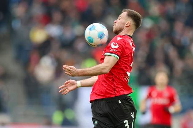Boris Tomiak (Hannover 96) kontrolliert den Ball, 2. Bundesliga, Hannover 96 vs Preußen Münster, Heinz von Heiden Arena am 26. January 2025 in Hannover, Deutschland. (Foto von Marco Steinbrenner DeFodi Images) Boris Tomiak (Hannover 96) controls the ball, 2. Bundesliga, Hannover 96 vs Preußen Münster, Heinz von Heiden Arena, January 26, 2025 in Hanover, Germany. (Photo by Marco Steinbrenner DeFodi Images) DFB DFL REGULATIONS PROHIBIT ANY USE OF PHOTOGRAPHS AS IMAGE SEQUENCES AND OR QUASI-VIDEO. Defodi-700_hannover_muenster_20250126_056