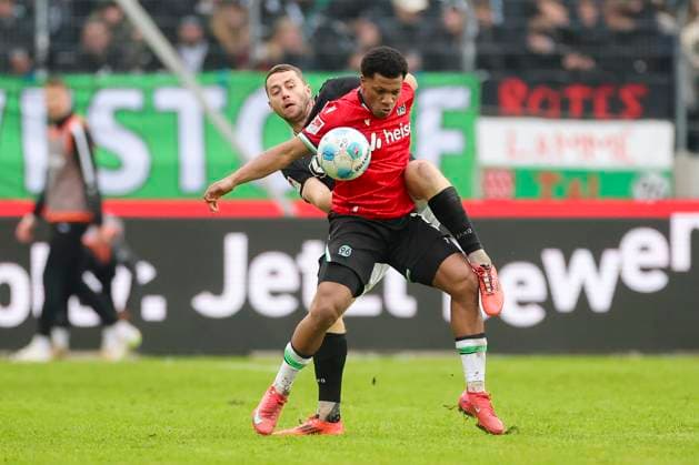 Torge Paetow (SC Preussen Muenster) und Jessic Ngankam (Hannover 96) kaempfen um den Ball, 2. Bundesliga, Hannover 96 vs Preußen Münster, Heinz von Heiden Arena am 26. January 2025 in Hannover, Deutschland. (Foto von Marco Steinbrenner DeFodi Images) Torge Paetow (SC Preussen Muenster) und Jessic Ngankam (Hannover 96) battle for the ball, 2. Bundesliga, Hannover 96 vs Preußen Münster, Heinz von Heiden Arena, January 26, 2025 in Hanover, Germany. (Photo by Marco Steinbrenner DeFodi Images) DFB DFL REGULATIONS PROHIBIT ANY USE OF PHOTOGRAPHS AS IMAGE SEQUENCES AND OR QUASI-VIDEO. Defodi-700_hannover_muenster_20250126_057