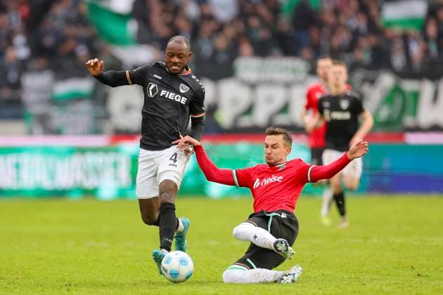 David Kinsombi (SC Preussen Muenster) und Bartlomiej Wdowik (Hannover 96) kaempfen um den Ball, 2. Bundesliga, Hannover 96 vs Preußen Münster, Heinz von Heiden Arena am 26. January 2025 in Hannover, Deutschland. (Foto von Marco Steinbrenner DeFodi Images) David Kinsombi (SC Preussen Muenster) und Bartlomiej Wdowik (Hannover 96) battle for the ball, 2. Bundesliga, Hannover 96 vs Preußen Münster, Heinz von Heiden Arena, January 26, 2025 in Hanover, Germany. (Photo by Marco Steinbrenner DeFodi Images) DFB DFL REGULATIONS PROHIBIT ANY USE OF PHOTOGRAPHS AS IMAGE SEQUENCES AND OR QUASI-VIDEO. Defodi-700_hannover_muenster_20250126_062