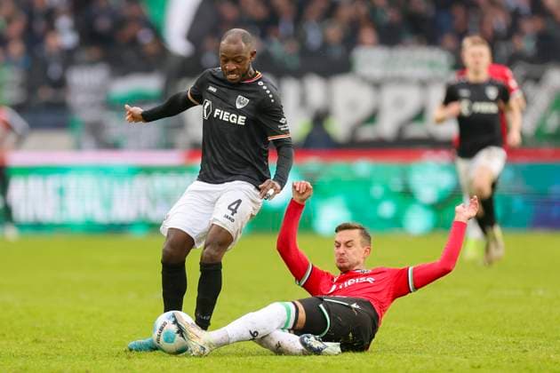 David Kinsombi (SC Preussen Muenster) und Bartlomiej Wdowik (Hannover 96) kaempfen um den Ball, 2. Bundesliga, Hannover 96 vs Preußen Münster, Heinz von Heiden Arena am 26. January 2025 in Hannover, Deutschland. (Foto von Marco Steinbrenner DeFodi Images) David Kinsombi (SC Preussen Muenster) und Bartlomiej Wdowik (Hannover 96) battle for the ball, 2. Bundesliga, Hannover 96 vs Preußen Münster, Heinz von Heiden Arena, January 26, 2025 in Hanover, Germany. (Photo by Marco Steinbrenner DeFodi Images) DFB DFL REGULATIONS PROHIBIT ANY USE OF PHOTOGRAPHS AS IMAGE SEQUENCES AND OR QUASI-VIDEO. Defodi-700_hannover_muenster_20250126_063