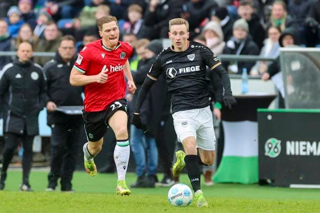 Marcel Halstenberg (Hannover 96) und Joshua Mees (SC Preussen Muenster) kaempfen um den Ball, 2. Bundesliga, Hannover 96 vs Preußen Münster, Heinz von Heiden Arena am 26. January 2025 in Hannover, Deutschland. (Foto von Marco Steinbrenner DeFodi Images) Marcel Halstenberg (Hannover 96) und Joshua Mees (SC Preussen Muenster) battle for the ball, 2. Bundesliga, Hannover 96 vs Preußen Münster, Heinz von Heiden Arena, January 26, 2025 in Hanover, Germany. (Photo by Marco Steinbrenner DeFodi Images) DFB DFL REGULATIONS PROHIBIT ANY USE OF PHOTOGRAPHS AS IMAGE SEQUENCES AND OR QUASI-VIDEO. Defodi-700_hannover_muenster_20250126_065