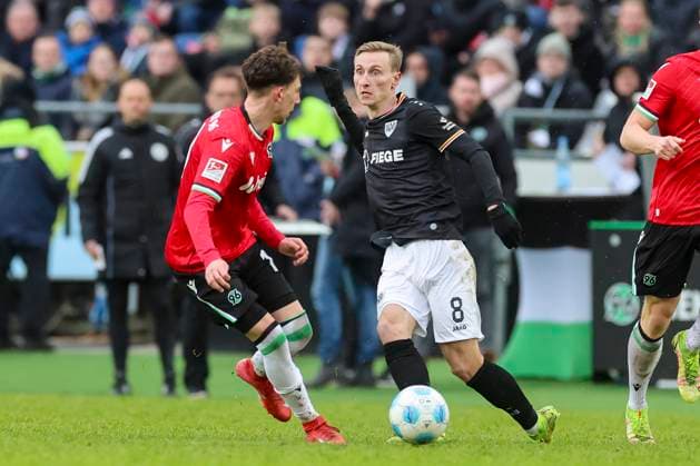 Jannik Rochelt (Hannover 96) und Joshua Mees (SC Preussen Muenster) kaempfen um den Ball, 2. Bundesliga, Hannover 96 vs Preußen Münster, Heinz von Heiden Arena am 26. January 2025 in Hannover, Deutschland. (Foto von Marco Steinbrenner DeFodi Images) Jannik Rochelt (Hannover 96) und Joshua Mees (SC Preussen Muenster) battle for the ball, 2. Bundesliga, Hannover 96 vs Preußen Münster, Heinz von Heiden Arena, January 26, 2025 in Hanover, Germany. (Photo by Marco Steinbrenner DeFodi Images) DFB DFL REGULATIONS PROHIBIT ANY USE OF PHOTOGRAPHS AS IMAGE SEQUENCES AND OR QUASI-VIDEO. Defodi-700_hannover_muenster_20250126_066 Defodi-700 DFB DFL REGULATIONS PROHIBIT ANY USE OF PHOTOGRAPHS AS IMAGE SEQUENCES AND OR QUASI-VIDEO.