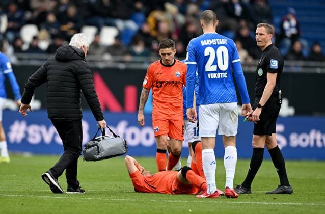 26.01.2025, xfux, Fussball 2.Bundesliga, SV Darmstadt 98 - SC Paderborn 07 emspor, v.l. Marvin Mehlem (SC Paderborn), Felix Platte (SC Paderborn) receive an injury, bursied, harried, hurt, injured, injury, trauma, disappointed, crestfallen, verletzt, Verletzung am Boden, Aleksandar Vukotic (SV Darmstadt 98), Referee Schiedsrichter Martin Petersen (DFL DFB REGULATIONS PROHIBIT ANY USE OF PHOTOGRAPHS as IMAGE SEQUENCES and or QUASI-VIDEO) Darmstadt