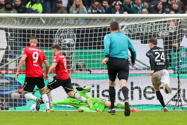 Enzo Leopold (Hannover 96) erzielt mit diesem Schuss vorbei an Torhueter Johannes Schenk (SC Preussen Muenster) das Tor zum 2:1, 2. Bundesliga, Hannover 96 vs Preußen Münster, Heinz von Heiden Arena am 26. January 2025 in Hannover, Deutschland. (Foto von Marco Steinbrenner DeFodi Images) Enzo Leopold (Hannover 96) scores with this shot past goalkeeper Johannes Schenk (SC Preussen Muenster) to make it 2:1, 2. Bundesliga, Hannover 96 vs Preußen Münster, Heinz von Heiden Arena, January 26, 2025 in Hanover, Germany. (Photo by Marco Steinbrenner DeFodi Images) DFB DFL REGULATIONS PROHIBIT ANY USE OF PHOTOGRAPHS AS IMAGE SEQUENCES AND OR QUASI-VIDEO. Defodi-700_hannover_muenster_20250126_067
