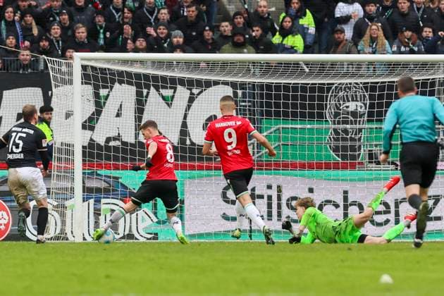 Enzo Leopold (Hannover 96) erzielt mit diesem Schuss vorbei an Torhueter Johannes Schenk (SC Preussen Muenster) das Tor zum 2:1, 2. Bundesliga, Hannover 96 vs Preußen Münster, Heinz von Heiden Arena am 26. January 2025 in Hannover, Deutschland. (Foto von Marco Steinbrenner DeFodi Images) Enzo Leopold (Hannover 96) scores with this shot past goalkeeper Johannes Schenk (SC Preussen Muenster) to make it 2:1, 2. Bundesliga, Hannover 96 vs Preußen Münster, Heinz von Heiden Arena, January 26, 2025 in Hanover, Germany. (Photo by Marco Steinbrenner DeFodi Images) DFB DFL REGULATIONS PROHIBIT ANY USE OF PHOTOGRAPHS AS IMAGE SEQUENCES AND OR QUASI-VIDEO. Defodi-700_hannover_muenster_20250126_068