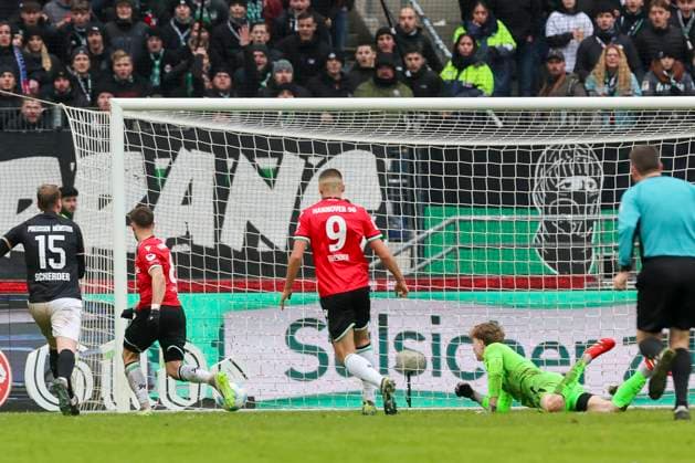 Enzo Leopold (Hannover 96) erzielt mit diesem Schuss vorbei an Torhueter Johannes Schenk (SC Preussen Muenster) das Tor zum 2:1, 2. Bundesliga, Hannover 96 vs Preußen Münster, Heinz von Heiden Arena am 26. January 2025 in Hannover, Deutschland. (Foto von Marco Steinbrenner DeFodi Images) Enzo Leopold (Hannover 96) scores with this shot past goalkeeper Johannes Schenk (SC Preussen Muenster) to make it 2:1, 2. Bundesliga, Hannover 96 vs Preußen Münster, Heinz von Heiden Arena, January 26, 2025 in Hanover, Germany. (Photo by Marco Steinbrenner DeFodi Images) DFB DFL REGULATIONS PROHIBIT ANY USE OF PHOTOGRAPHS AS IMAGE SEQUENCES AND OR QUASI-VIDEO. Defodi-700_hannover_muenster_20250126_069