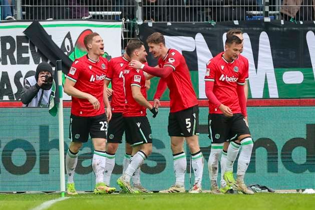 Enzo Leopold (Hannover 96) bejubelt seinen Treffer mit den Teamkollegen, 2. Bundesliga, Hannover 96 vs Preußen Münster, Heinz von Heiden Arena am 26. January 2025 in Hannover, Deutschland. (Foto von Marco Steinbrenner DeFodi Images) Enzo Leopold (Hannover 96) celebrates his goal with teammates, 2. Bundesliga, Hannover 96 vs Preußen Münster, Heinz von Heiden Arena, January 26, 2025 in Hanover, Germany. (Photo by Marco Steinbrenner DeFodi Images) DFB DFL REGULATIONS PROHIBIT ANY USE OF PHOTOGRAPHS AS IMAGE SEQUENCES AND OR QUASI-VIDEO. Defodi-700_hannover_muenster_20250126_070