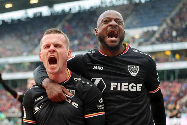Florian Pick (SC Preussen Muenster) bejubelt seinen Treffer zum 2:2 mit David Kinsombi (SC Preussen Muenster), 2. Bundesliga, Hannover 96 vs Preußen Münster, Heinz von Heiden Arena am 26. January 2025 in Hannover, Deutschland. (Foto von Marco Steinbrenner DeFodi Images) Florian Pick (SC Preussen Muenster) celebrates after scoring his teams second goal with David Kinsombi (SC Preussen Muenster), 2. Bundesliga, Hannover 96 vs Preußen Münster, Heinz von Heiden Arena, January 26, 2025 in Hanover, Germany. (Photo by Marco Steinbrenner DeFodi Images) DFB DFL REGULATIONS PROHIBIT ANY USE OF PHOTOGRAPHS AS IMAGE SEQUENCES AND OR QUASI-VIDEO. Defodi-700_hannover_muenster_20250126_075