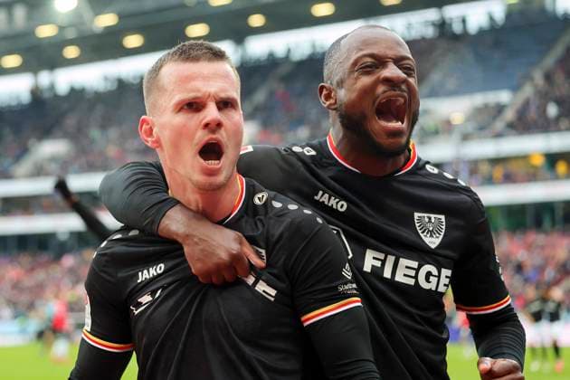 Florian Pick (SC Preussen Muenster) bejubelt seinen Treffer zum 2:2 mit David Kinsombi (SC Preussen Muenster), 2. Bundesliga, Hannover 96 vs Preußen Münster, Heinz von Heiden Arena am 26. January 2025 in Hannover, Deutschland. (Foto von Marco Steinbrenner DeFodi Images) Florian Pick (SC Preussen Muenster) celebrates after scoring his teams second goal with David Kinsombi (SC Preussen Muenster), 2. Bundesliga, Hannover 96 vs Preußen Münster, Heinz von Heiden Arena, January 26, 2025 in Hanover, Germany. (Photo by Marco Steinbrenner DeFodi Images) DFB DFL REGULATIONS PROHIBIT ANY USE OF PHOTOGRAPHS AS IMAGE SEQUENCES AND OR QUASI-VIDEO. Defodi-700_hannover_muenster_20250126_076
