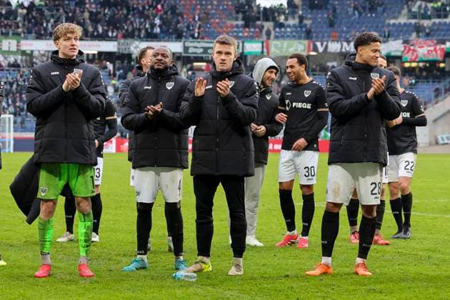 Torhueter Johannes Schenk (SC Preussen Muenster), David Kinsombi (SC Preussen Muenster), Jano Ter Horst (SC Preussen Muenster) und Andras Nemeth (SC Preussen Muenster) jubeln, 2. Bundesliga, Hannover 96 vs Preußen Münster, Heinz von Heiden Arena am 26. January 2025 in Hannover, Deutschland. (Foto von Marco Steinbrenner DeFodi Images) Torhueter Johannes Schenk (SC Preussen Muenster), David Kinsombi (SC Preussen Muenster), Jano Ter Horst (SC Preussen Muenster) und Andras Nemeth (SC Preussen Muenster) cheer, 2. Bundesliga, Hannover 96 vs Preußen Münster, Heinz von Heiden Arena, January 26, 2025 in Hanover, Germany. (Photo by Marco Steinbrenner DeFodi Images) DFB DFL REGULATIONS PROHIBIT ANY USE OF PHOTOGRAPHS AS IMAGE SEQUENCES AND OR QUASI-VIDEO. Defodi-700_hannover_muenster_20250126_080 Defodi-700 DFB DFL REGULATIONS PROHIBIT ANY USE OF PHOTOGRAPHS AS IMAGE SEQUENCES AND OR QUASI-VIDEO.
