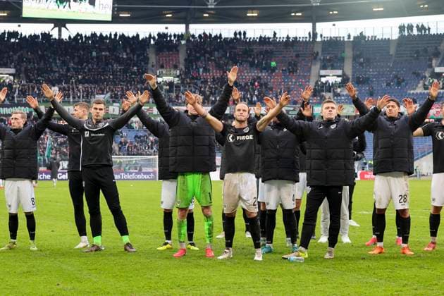 Die Spieler des SC Preussen Muenster bejubeln vor dem Fanblock das Unentschieden, 2. Bundesliga, Hannover 96 vs Preußen Münster, Heinz von Heiden Arena am 26. January 2025 in Hannover, Deutschland. (Foto von Marco Steinbrenner DeFodi Images) The players of SC Preussen Muenster celebrate the draw in front of the fan block, 2. Bundesliga, Hannover 96 vs Preußen Münster, Heinz von Heiden Arena, January 26, 2025 in Hanover, Germany. (Photo by Marco Steinbrenner DeFodi Images) DFB DFL REGULATIONS PROHIBIT ANY USE OF PHOTOGRAPHS AS IMAGE SEQUENCES AND OR QUASI-VIDEO. Defodi-700_hannover_muenster_20250126_081 Defodi-700 DFB DFL REGULATIONS PROHIBIT ANY USE OF PHOTOGRAPHS AS IMAGE SEQUENCES AND OR QUASI-VIDEO.