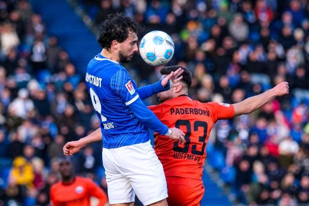 Fraser Hornby (SV Darmstadt 98, 09) im Zweikampf mit Marcel Hoffmeier (SC Paderborn 07, 33), GER, SV Darmstadt 98 vs. SC Paderborn 07, Fussball, 2. Bundesliga, 19. Spieltag, Saison 2024 2025, 26.01.2025. DFL REGULATIONS PROHIBIT ANY USE OF PHOTOGRAPHS as IMAGE SEQUENCES and or QUASI-VIDEO. GER, SV Darmstadt 98 vs. SC Paderborn 07, Fussball, 2. Bundesliga, 19. Spieltag, Saison 2024 2025, 26.01.2025. Darmstadt