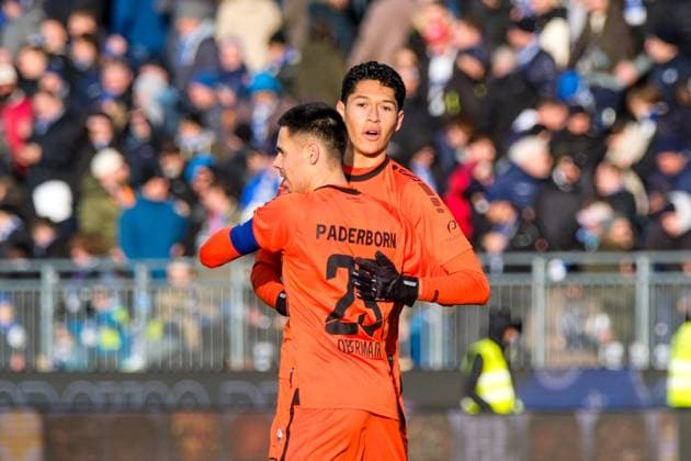 Santiago Castaneda (SC Paderborn 07, 05) und Raphael Obermair (SC Paderborn 07, 23) freuen sich über den Sieg, GER, SV Darmstadt 98 vs. SC Paderborn 07, Fussball, 2. Bundesliga, 19. Spieltag, Saison 2024 2025, 26.01.2025. DFL REGULATIONS PROHIBIT ANY USE OF PHOTOGRAPHS as IMAGE SEQUENCES and or QUASI-VIDEO. GER, SV Darmstadt 98 vs. SC Paderborn 07, Fussball, 2. Bundesliga, 19. Spieltag, Saison 2024 2025, 26.01.2025. Darmstadt