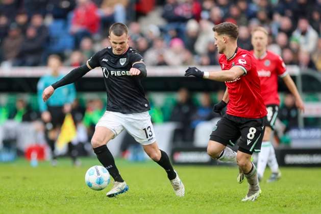 Florian Pick (SC Preussen Muenster) und Enzo Leopold (Hannover 96) kaempfen um den Ball, 2. Bundesliga, Hannover 96 vs Preußen Münster, Heinz von Heiden Arena am 26. January 2025 in Hannover, Deutschland. (Foto von Marco Steinbrenner DeFodi Images) Florian Pick (SC Preussen Muenster) und Enzo Leopold (Hannover 96) battle for the ball, 2. Bundesliga, Hannover 96 vs Preußen Münster, Heinz von Heiden Arena, January 26, 2025 in Hanover, Germany. (Photo by Marco Steinbrenner DeFodi Images) DFB DFL REGULATIONS PROHIBIT ANY USE OF PHOTOGRAPHS AS IMAGE SEQUENCES AND OR QUASI-VIDEO. Defodi-700_hannover_muenster_20250126_096
