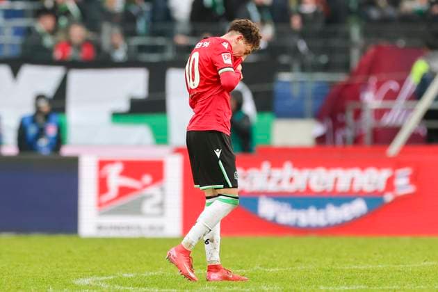 Jannik Rochelt (Hannover 96) schaut enttaeuscht, 2. Bundesliga, Hannover 96 vs Preußen Münster, Heinz von Heiden Arena am 26. January 2025 in Hannover, Deutschland. (Foto von Marco Steinbrenner DeFodi Images) Jannik Rochelt (Hannover 96) looks dejected, 2. Bundesliga, Hannover 96 vs Preußen Münster, Heinz von Heiden Arena, January 26, 2025 in Hanover, Germany. (Photo by Marco Steinbrenner DeFodi Images) DFB DFL REGULATIONS PROHIBIT ANY USE OF PHOTOGRAPHS AS IMAGE SEQUENCES AND OR QUASI-VIDEO. Defodi-700_hannover_muenster_20250126_101