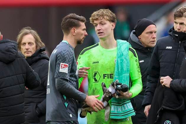 Torhueter Ron-Robert Zieler (Hannover 96) und Torhueter Johannes Schenk (SC Preussen Muenster) unterhalten sich, 2. Bundesliga, Hannover 96 vs Preußen Münster, Heinz von Heiden Arena am 26. January 2025 in Hannover, Deutschland. (Foto von Marco Steinbrenner DeFodi Images) Torhueter Ron-Robert Zieler (Hannover 96) und Torhueter Johannes Schenk (SC Preussen Muenster) talk together, 2. Bundesliga, Hannover 96 vs Preußen Münster, Heinz von Heiden Arena, January 26, 2025 in Hanover, Germany. (Photo by Marco Steinbrenner DeFodi Images) DFB DFL REGULATIONS PROHIBIT ANY USE OF PHOTOGRAPHS AS IMAGE SEQUENCES AND OR QUASI-VIDEO. Defodi-700_hannover_muenster_20250126_102