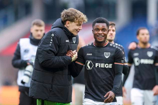 Torhueter Johannes Schenk (SC Preussen Muenster) und Daniel Kyerewaa (SC Preussen Muenster) jubeln, 2. Bundesliga, Hannover 96 vs Preußen Münster, Heinz von Heiden Arena am 26. January 2025 in Hannover, Deutschland. (Foto von Marco Steinbrenner DeFodi Images) Torhueter Johannes Schenk (SC Preussen Muenster) und Daniel Kyerewaa (SC Preussen Muenster) cheer, 2. Bundesliga, Hannover 96 vs Preußen Münster, Heinz von Heiden Arena, January 26, 2025 in Hanover, Germany. (Photo by Marco Steinbrenner DeFodi Images) DFB DFL REGULATIONS PROHIBIT ANY USE OF PHOTOGRAPHS AS IMAGE SEQUENCES AND OR QUASI-VIDEO. Defodi-700_hannover_muenster_20250126_107