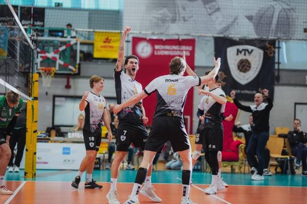 Jubel der Barock Volleys MTV Ludwigsburg mit Moritz Langjahr (Barock Volleys MTV Ludwigsburg, 07) und Ben-Simon Bonin (Barock Volleys MTV Ludwigsburg, 06), Barock Volleys MTV Ludwigsburg vs. TV Buehl, Volleyball, 2. Volleyball Bundesliga, 2. BLM Sued, Herren, 15. Spieltag, Saison 2024 2025, 26.01.2025, Barock Volleys MTV Ludwigsburg vs. TV Buehl, Volleyball, 2. Volleyball Bundesliga, 2. BLM Sued, Herren, 15. Spieltag, Saison 2024 2025, 26.01.2025 Ludwigsburg Copyright: xEibner-Pressefoto LarsxNeumannx EP_LNN