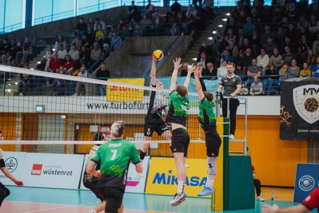 Ben-Simon Bonin (Barock Volleys MTV Ludwigsburg, 06) gegen den Block des TV Buehl, Barock Volleys MTV Ludwigsburg vs. TV Buehl, Volleyball, 2. Volleyball Bundesliga, 2. BLM Sued, Herren, 15. Spieltag, Saison 2024 2025, 26.01.2025, Barock Volleys MTV Ludwigsburg vs. TV Buehl, Volleyball, 2. Volleyball Bundesliga, 2. BLM Sued, Herren, 15. Spieltag, Saison 2024 2025, 26.01.2025 Ludwigsburg Copyright: xEibner-Pressefoto LarsxNeumannx EP_LNN