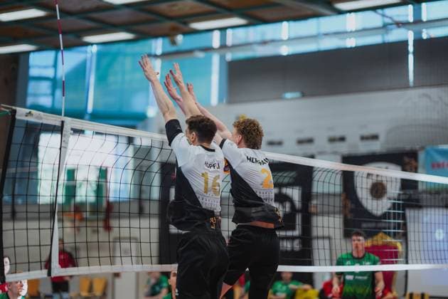 Tim Kopfli (Barock Volleys MTV Ludwigsburg, 16) und Philipp Herrmann (Barock Volleys MTV Ludwigsburg, 02) beim Block, Barock Volleys MTV Ludwigsburg vs. TV Buehl, Volleyball, 2. Volleyball Bundesliga, 2. BLM Sued, Herren, 15. Spieltag, Saison 2024 2025, 26.01.2025, Barock Volleys MTV Ludwigsburg vs. TV Buehl, Volleyball, 2. Volleyball Bundesliga, 2. BLM Sued, Herren, 15. Spieltag, Saison 2024 2025, 26.01.2025 Ludwigsburg Copyright: xEibner-Pressefoto LarsxNeumannx EP_LNN
