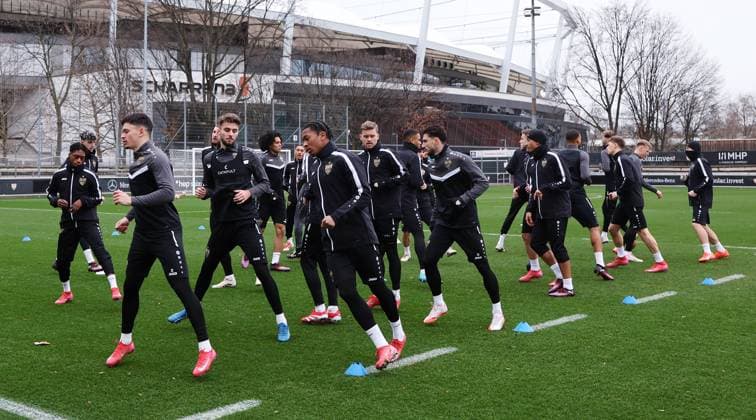 28.01.2025 Stuttgart , Champions League Fußball VfB Stuttgart vs. Paris St. Germain, VfB Stuttgart Abschlusstraining, die Spieler machen sich warm, v.l. Fabian Rieder, Eliot Bujupi, Jarzinho Malanga, Maximilian Mittelstädt, Leonidas Stergiou, Jamie Leweling Gemäß den Vorgaben der DFL Deutschen Fuflball Liga ist es untersagt, in dem Stadion und oder vom Spiel angefertigte Fotoaufnahmen in Form von Sequenzbildern und oder videoähnlichen Fotostrecken zu verwerten bzw. verwerten zu lassen.