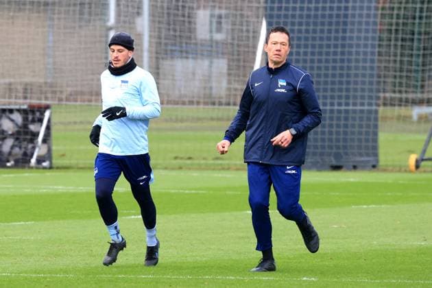 DEU, DFL, 2. FBL Hertha BSC, Training, 28.01.2025, Sportforum, Berlin, DEU, DFL, 2. FBL Hertha BSC, Training, im Bild Diego Demme (Hertha BSC Berlin 6), Konditionstrainer Hendrik Kuchno (Hertha BSC Berlin) DFL - regulations prohibit any use of Photographs as image sequences and or quasi-video Foto: Juergen Engler nordphoto GmbH