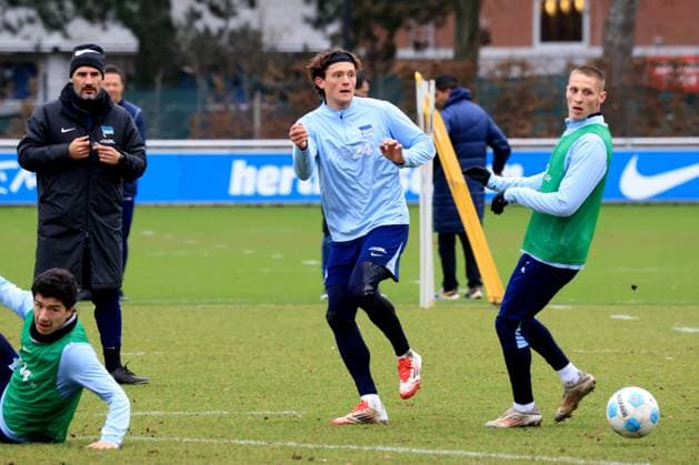 DEU, DFL, 2. FBL Hertha BSC, Training, 28.01.2025, Sportforum, Berlin, DEU, DFL, 2. FBL Hertha BSC, Training, im Bild Fabian Reese (Hertha BSC Berlin 11), Palko Dardai (Hertha BSC Berlin 20) DFL - regulations prohibit any use of Photographs as image sequences and or quasi-video Foto: Juergen Engler nordphoto GmbH nordphotoxGmbHx xEngler nph00076