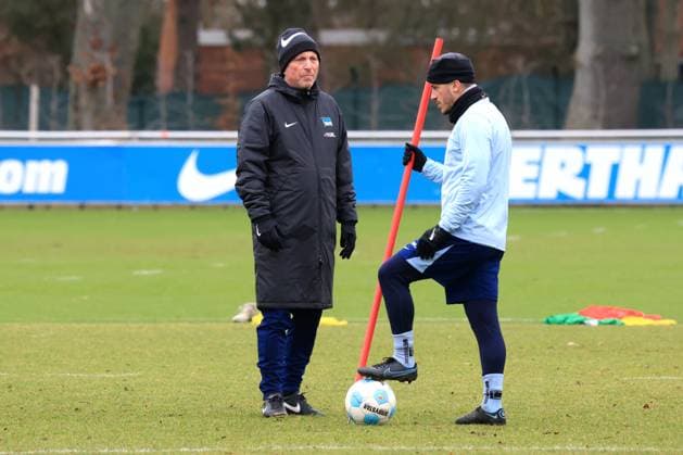 DEU, DFL, 2. FBL Hertha BSC, Training, 28.01.2025, Sportforum, Berlin, DEU, DFL, 2. FBL Hertha BSC, Training, im Bild Co-Trainer, Armin Reutershahn (Hertha BSC Berlin), Diego Demme (Hertha BSC Berlin 6) DFL - regulations prohibit any use of Photographs as image sequences and or quasi-video Foto: Juergen Engler nordphoto GmbH nordphotoxGmbHx xEngler nph00076