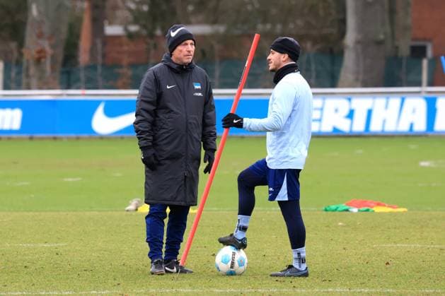 DEU, DFL, 2. FBL Hertha BSC, Training, 28.01.2025, Sportforum, Berlin, DEU, DFL, 2. FBL Hertha BSC, Training, im Bild Co-Trainer, Armin Reutershahn (Hertha BSC Berlin), Diego Demme (Hertha BSC Berlin 6) DFL - regulations prohibit any use of Photographs as image sequences and or quasi-video Foto: Juergen Engler nordphoto GmbH nordphotoxGmbHx xEngler nph00076