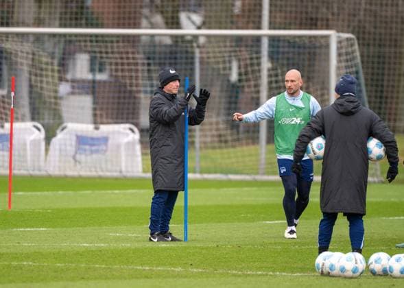 Fußball, Herren, Saison 2024 2025, 2. Bundesliga, Hertha BSC, Training, v. l. Co-Trainer Armin Reutershahn (Hertha BSC), Toni Leistner (Hertha BSC), Patrick Ebert (Standard- und Individualtrainer Hertha BSC), 28.01. 2025,