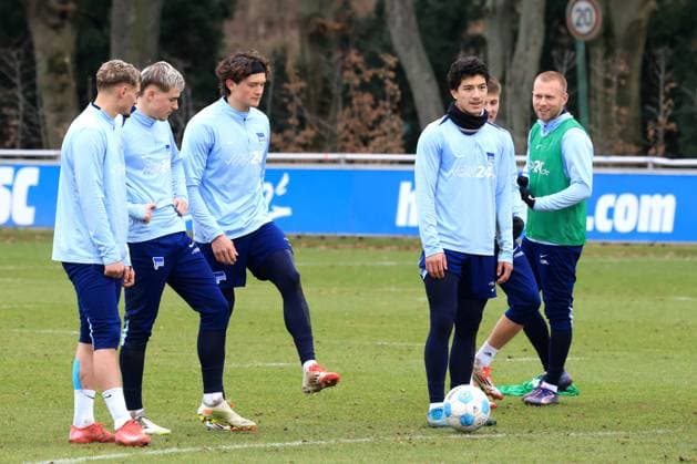 DEU, DFL, 2. FBL Hertha BSC, Training, 28.01.2025, Sportforum, Berlin, DEU, DFL, 2. FBL Hertha BSC, Training, im Bild Hertha-Spielerkreis, Michael Cuisance (Hertha BSC Berlin 27), Marten Winkler (Hertha BSC Berlin 22), Fabian Reese (Hertha BSC Berlin 11), Ibrahim Maza (Hertha BSC Berlin 10), Jon Dabur Thorsteinsson (Hertha BSC Berlin 24) DFL - regulations prohibit any use of Photographs as image sequences and or quasi-video Foto: Juergen Engler nordphoto GmbH