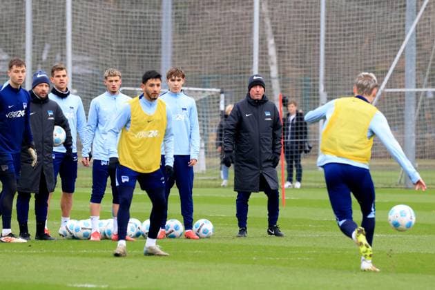 DEU, DFL, 2. FBL Hertha BSC, Training, 28.01.2025, Sportforum, Berlin, DEU, DFL, 2. FBL Hertha BSC, Training, im Bild Co-Trainer, Armin Reutershahn (Hertha BSC Berlin), Marten Winkler (Hertha BSC Berlin 22), Hertha-Spielerkreis, Co-Trainer Patrick Ebert (Hertha BSC Berlin) DFL - regulations prohibit any use of Photographs as image sequences and or quasi-video Foto: Juergen Engler nordphoto GmbH